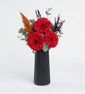 Siyah Çizgili Polimer Vazoda 3 Kırmızı Gerbera Çiçeği